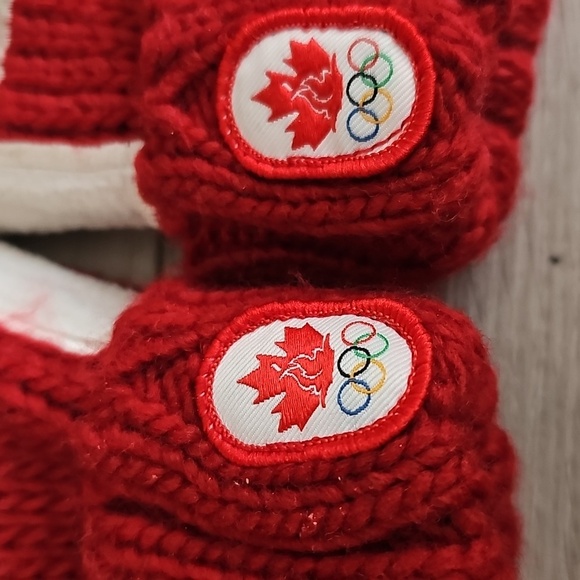Hudson's Bay Canada Olympics Knit, Fleece Lined 'Red Mittens' Youth - Picture 4 of 9